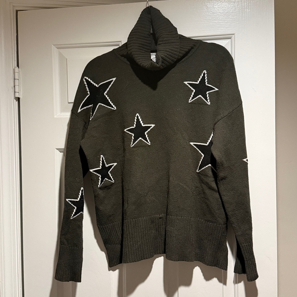 Sweet Romeo Star Turtle Neck Olive Green  with black stars Oversized woman M